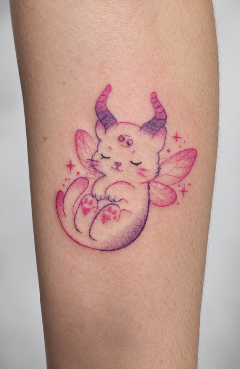 Tatuaje fine line en tinta rosada de personaje kawaii con alas de mariposa realizado por Ink Brothers Tattoo Studio en Cusco