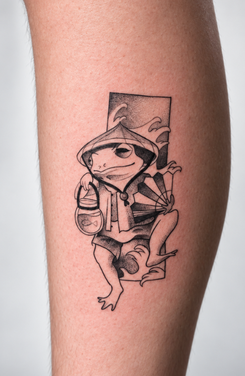 Tatuaje fine line de personaje surrealista en antebrazo realizado por Ink Brothers Tattoo Studio en Cusco