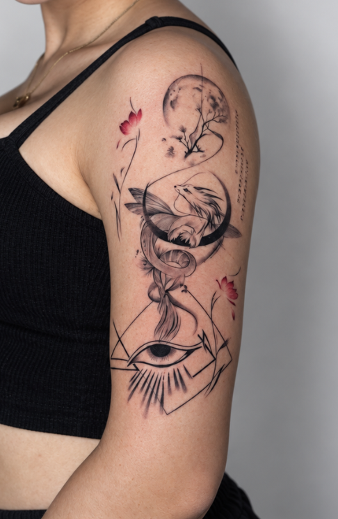 Tatuaje fine line artístico en brazo con composición abstracta y detalles florales realizado por Ink Brothers Tattoo Studio en Cusco