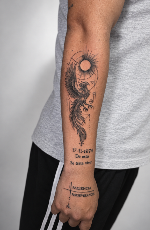 Tatuaje fine line ornamental en antebrazo con pluma, sol y luna realizado por Ink Brothers Tattoo Studio en Cusco